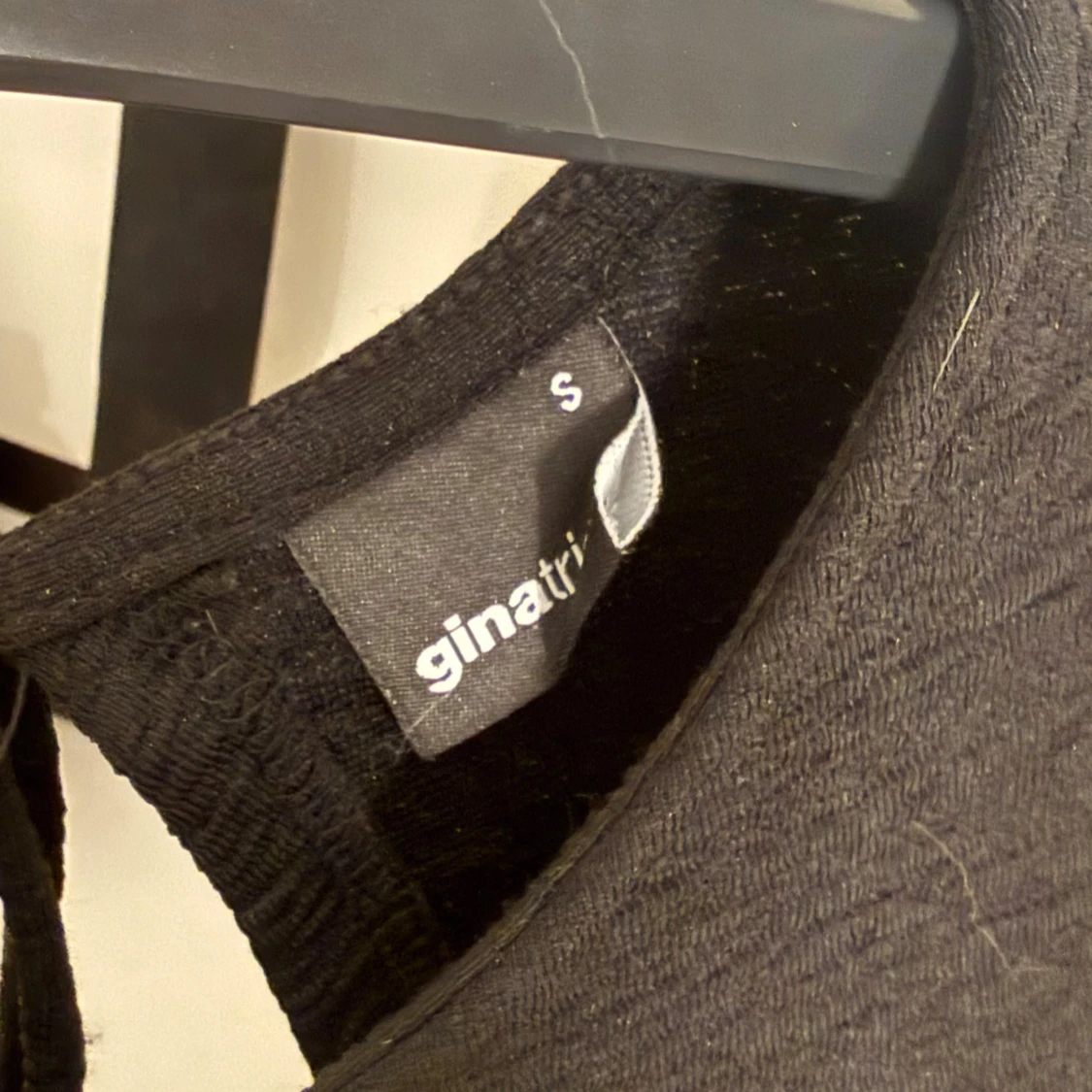 Svart blus med puffärm från Gina Tricot - 2