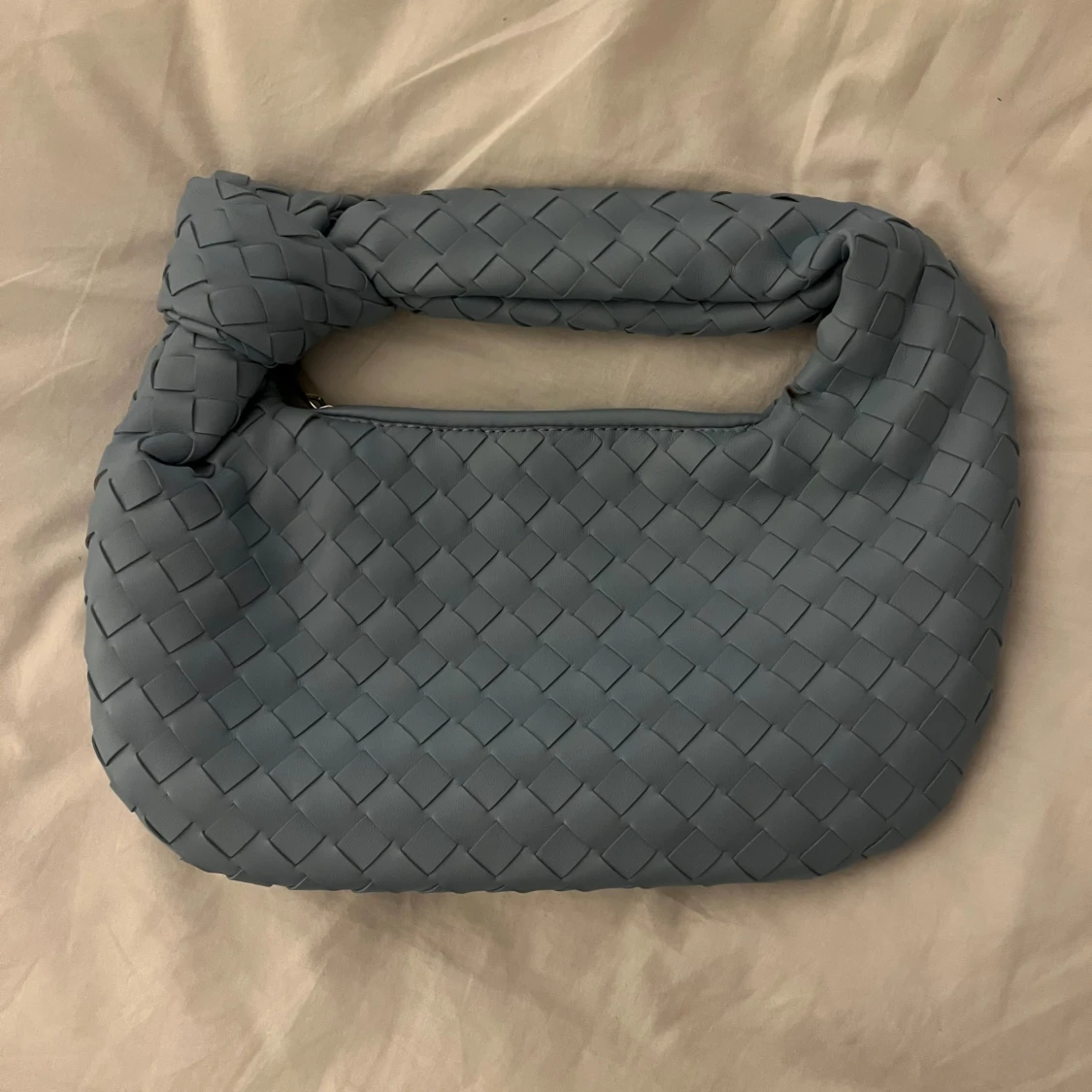 Blå axelväska med flätad design - 1