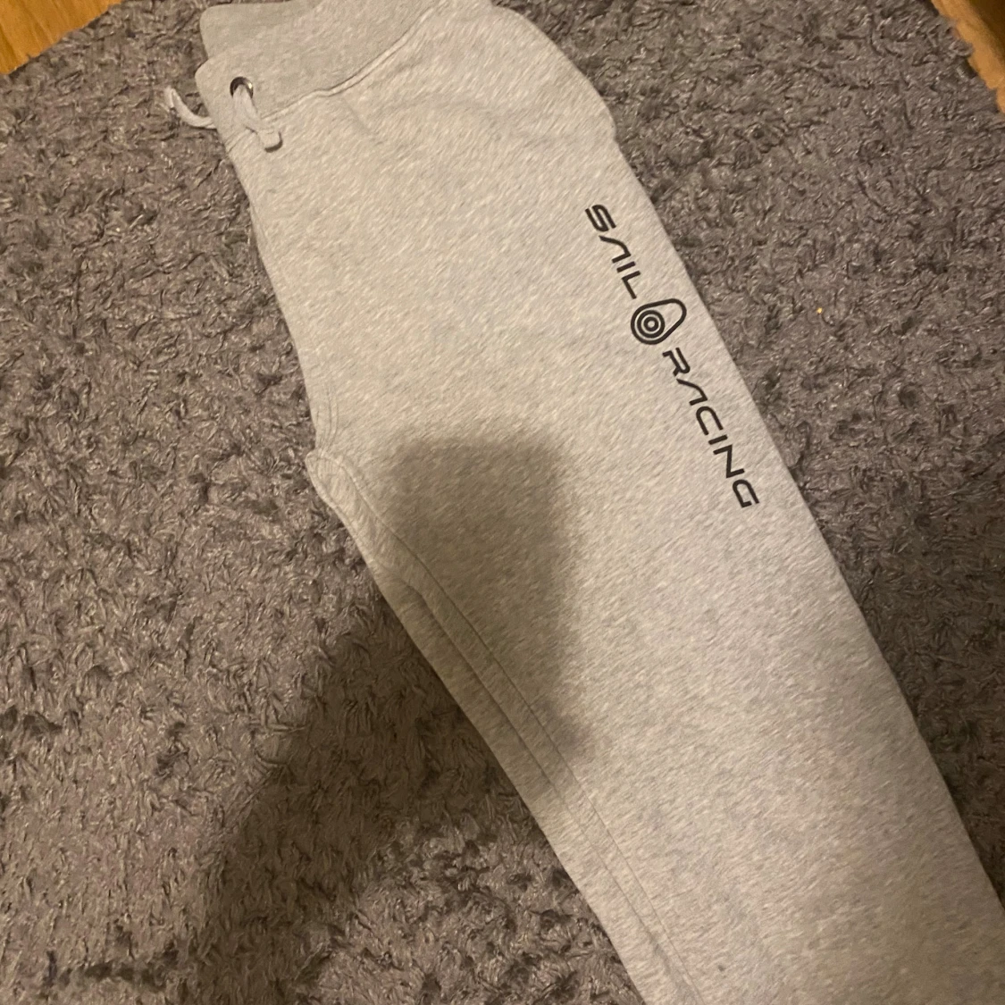 Grå mjukisbyxor från Sail Racing - 1