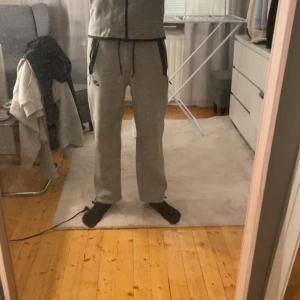 Nike teech dress complett.  - Säljer denna Nike teech dress för använder inte längre. Det är inga skador eller så på den. Tröjan är i storlek S och byxorna är i S med.  Det är utsläppta byxor därnere vid kanten istället för dem vanliga som finns. Du får både byxorna och tröjan i priset.