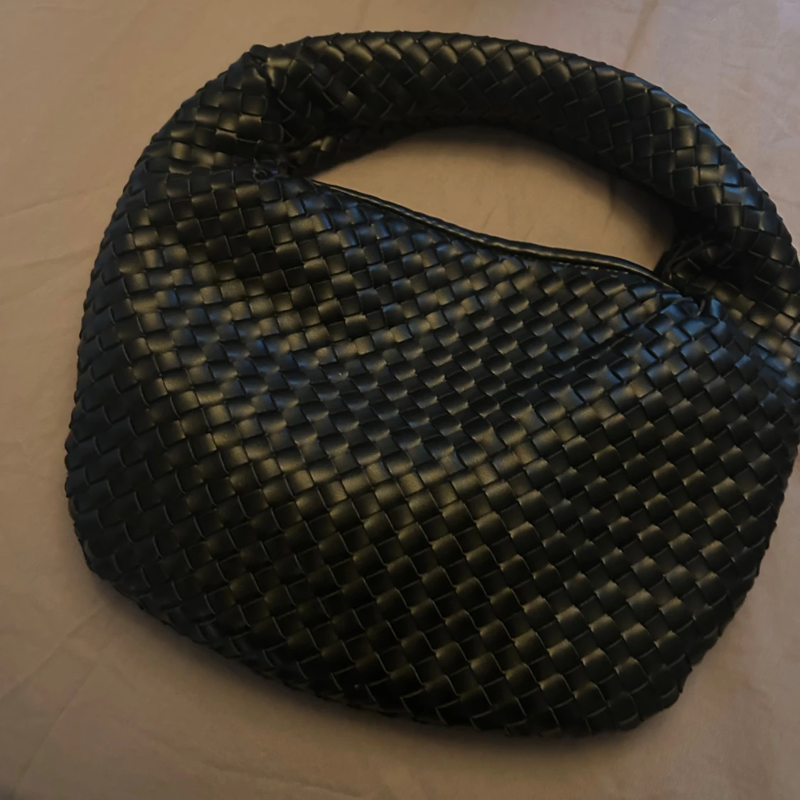 Svart flätad axelväska från NA-KD