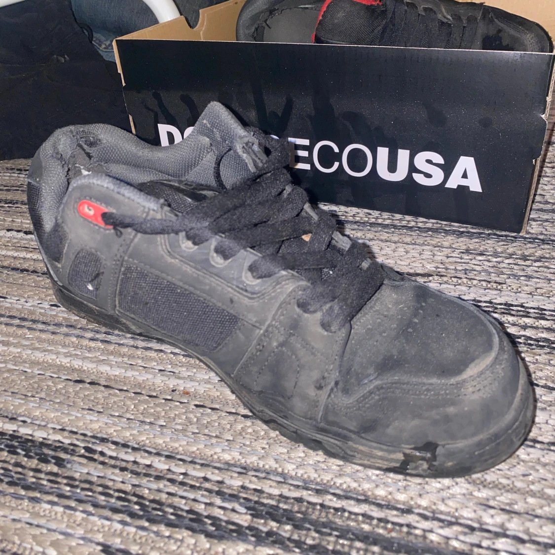 Svarta DC sneakers med röda detaljer - 2