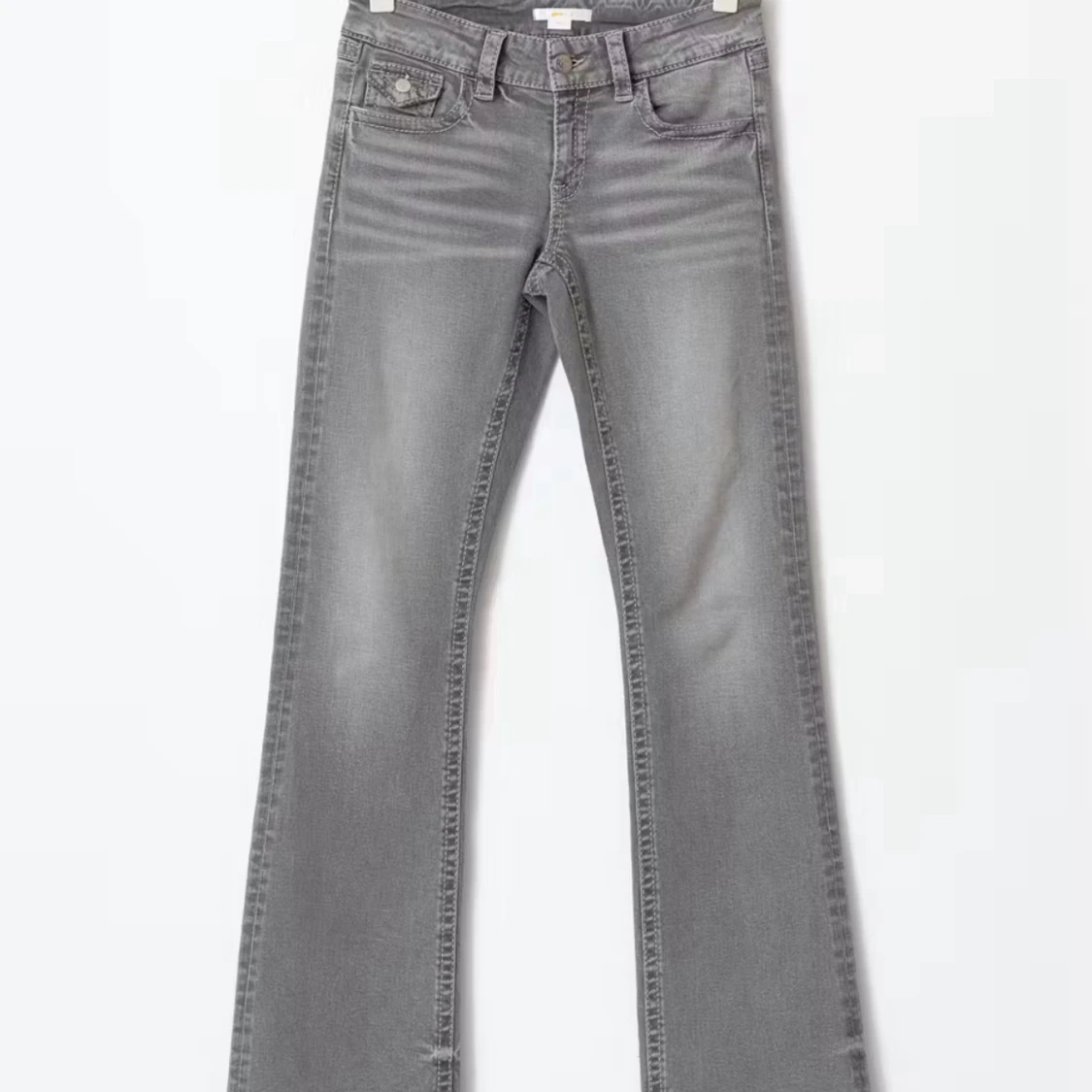 Grå bootcut jeans med utsvängda ben