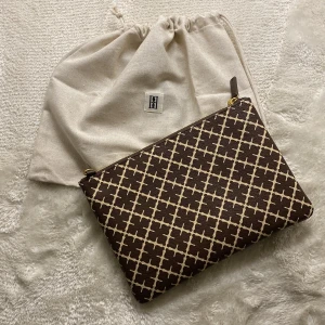 Brun axelväska från By Malene Birger - Brun axelväska från By Malene Birger väskan går att använda som en clutch, köptes för mindre än 4 veckor sen och har aldrig använt. Säljer då jag ångrat köpet och inte kan returnera. Säljs för 800:-. Köpare står för frakt🤎