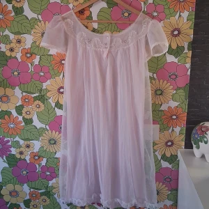 Vintage nattlinne✨️🌸 - Säljer rosa vintage nattlinne! Köpt på beyond retro i Stockholm men den har inte kommit till användning. Passar nog en S-L. Köparen står för frakten. Hund finns I hemmet!🐕