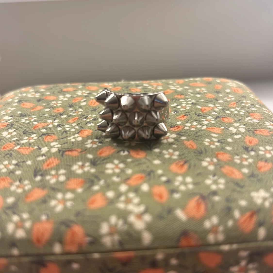 Silvrig ring med nitar