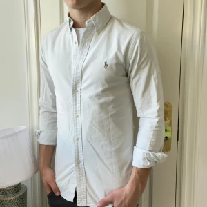 Ralph Lauren skjorta  - Ralph Lauren skjorta S slim fit, inga defekter! Modellen är 180,75 kg. Riktigt skön skjorta som passar till allt! 👔 Kom med frågor, löser gärna bundle deals ☺️