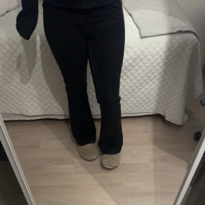 Bootcut jeans i svart  - Svarta jeans från bibelbok 