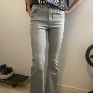 Denim Day Jeans 164 - Grå bootcut jeans från Denim Day i storlek 164. I mycket bra skick. Jeansmodell med små slitningar. Finns resår i midjan. Finns stretch! 