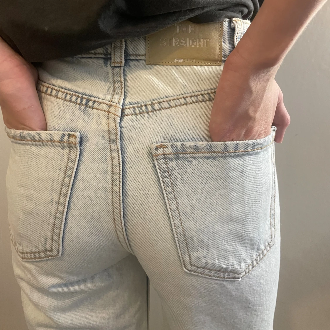 Raka jeans med revor - 1