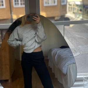 Grå stickad tröja från Nelly XS - Mysig grå stickad tröja från Nelly i oversized modell. Tröjan har rund halsringning med bred ribbad kant och långa ärmar. Perfekt för lager-på-lager och chill dagar. Enkel att matcha med både jeans och kjol.