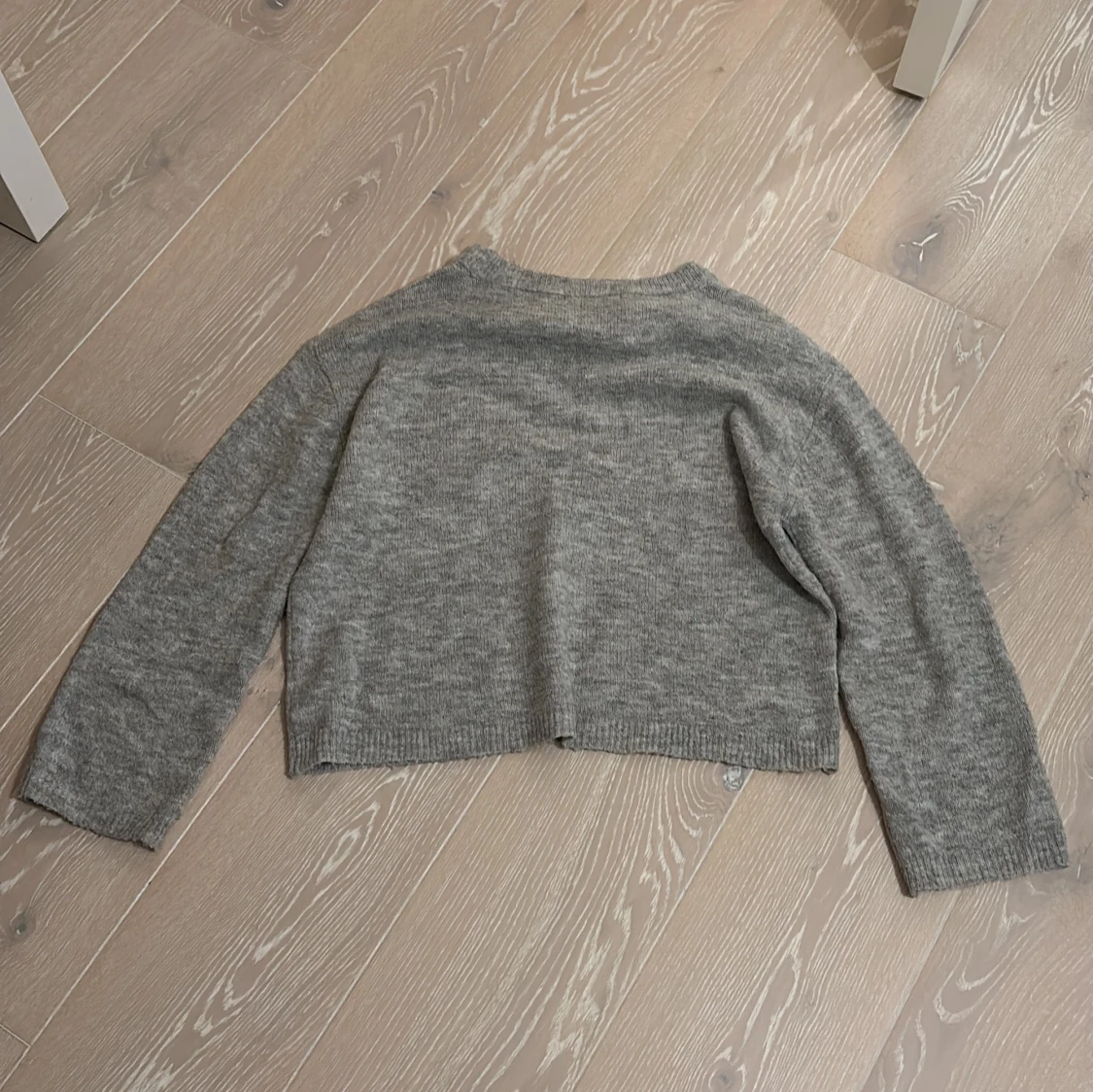 Grå stickad tröja - 1