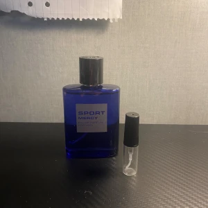 Sport Mercy parfym för män - Sport Mercy Eau de Parfum för män säljs i små provflaskor, perfekt för dig som vill testa något nytt eller ha med dig på språng. Välj mellan 1ml, 2ml eller 3ml. Snygg och stilren flaska som passar in i väskan eller fickan.