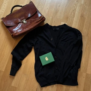 Svart Cardigan - Säljer nu en asfet Svart Cardigan i mycket bra skick❤️Var inte rädd att ställa fler frågor✌️