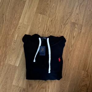 Ralph Lauren  - Tjena! Säljer en sjukt go Ralph lauren zipp i storlek M. Väldigt bra skick på den, köptes ny och den är sparsamt använt samt tags finns! Bara att höra av sig vid frågor eller funderingar!