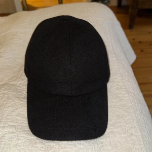 Loro Piana Keps Kashmir - Loro Piana keps i 100% Kashmir. Storlek S/M. Inga tecken på användning. Lappen är bortklippt då den klia, man kan se vart den kliptes om man kollar noga. Nypris runt 6000kr. Pris går att diskutera. Riktigt generöst pris passa på. ÄKTA