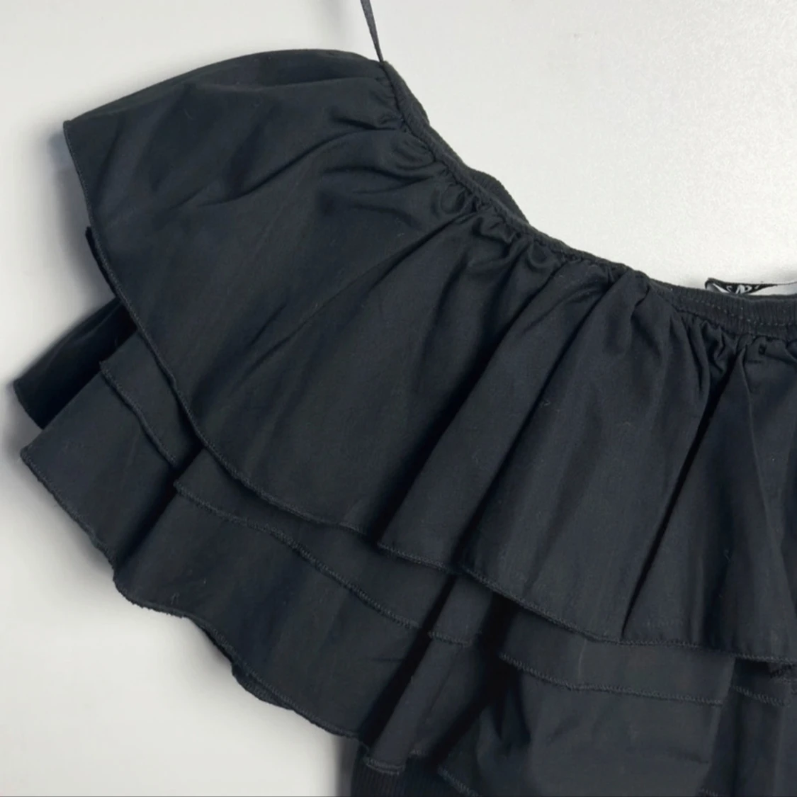 Svart body med volangdetaljer - 1