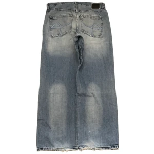Ecko baggy jeans - Vintage baggy jeans från 90-tals märket Ecko. Storlek 34x34, benöppning 25,5cm! (Tillägg: Lagning på benet fram)