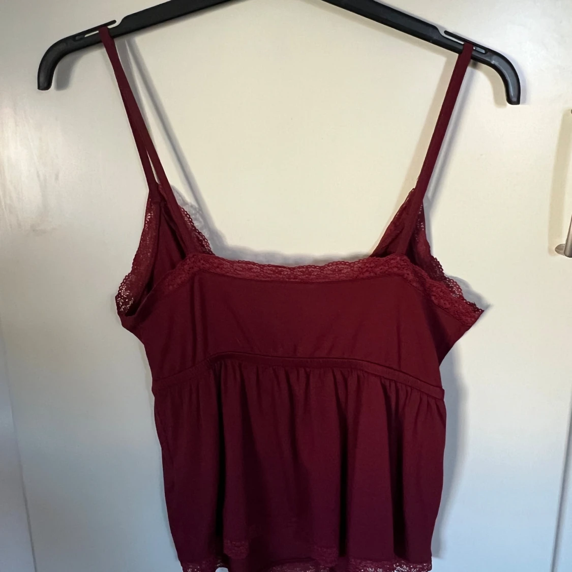 Vinröd linnetopp med spets från Nelly - 1