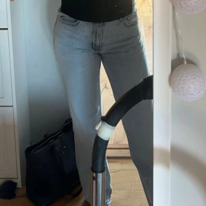 Gina jeans - Ljus blåa raka jeans med midwaist från gina tricot.