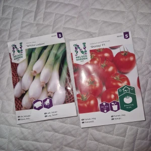 Fröpåsar - Två fröpåsar för dig som vill odla egna grönsaker! 'White Lisbon' är en mild salladslök och 'Shirley F1' är en populär tomatsort. Inspirerande och enkelt att komma igång med egen odling.