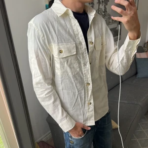 Overshirt  - Tunn och perfekt att kombinera med en hoodie under. Inga defekter skriv vid fundering 🙌