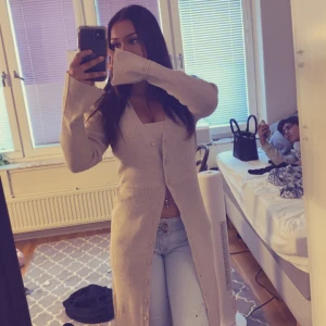 Lång kofta lager - Lång höst mysig ribbad beige klänning från The Black Label Collection. Ny pris 200 säljer för 100