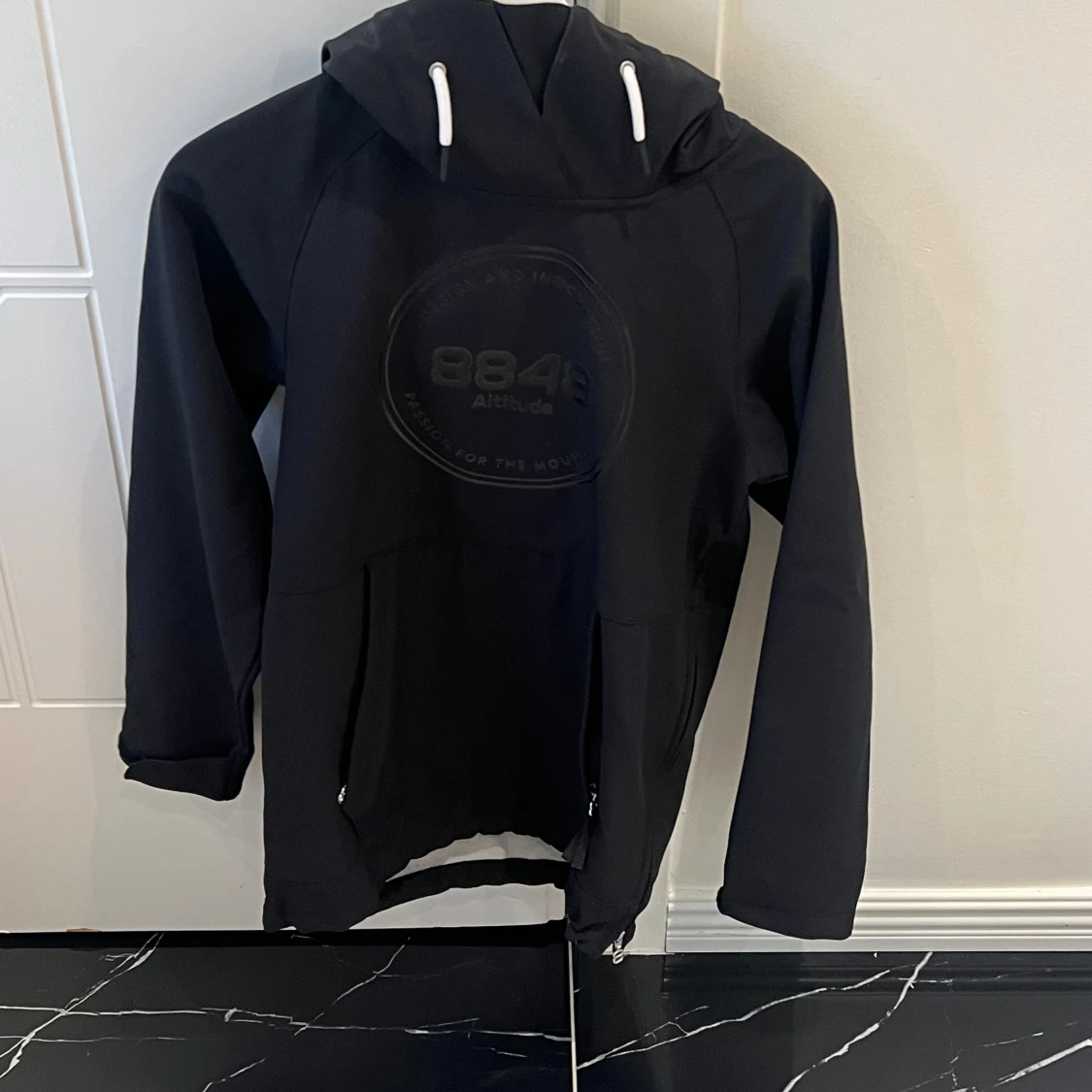 Svart hoodie från 8848 Altitude