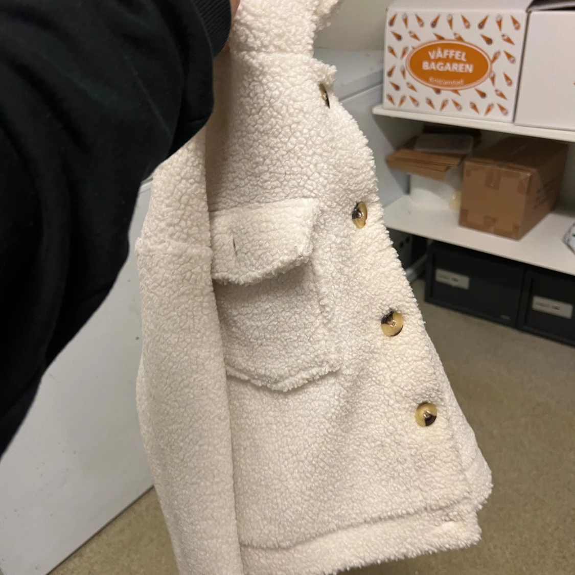 Vit teddyjacka med fickor och knappar - 2