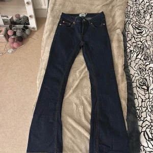 Jeans ifrån lager 157 - Snygga blå jeans ifrån lager 157. Använda inte äns en dag och tvättade en gång efter det. Insåg efter nån timme jag ryckt lapparna att dom är för korta för mig (jag e 170cm) storleken är i strl XS längd short. Nypris är 300 och eftersom dom är i princip nya säljer jag dom för 280 men låter det orimligt är det bara att komma med prisförslag.