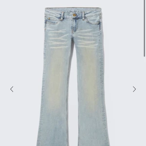 Ljusblå bootcut jeans med slitningar - Snygga ljusblå jeans med bootcut passform och slitna detaljer framtill. Jeansen har klassisk femficksdesign, låg midja och är tillverkade i mjukt denimtyg. Perfekta för dig som gillar retrovibbar och vill ha en cool siluett. Använda 1-2 gånger, som nya 