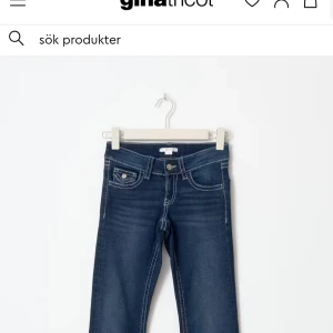 Gina Tricot jeans/"chunky lowrise flare" - Snygga mörkblå jeans med vita kontrastsömmar och klassiska fickor med lock och knapp bak. Inga defekter och används väldigt sparsamt. Hör gärna av er! ❤️ Svarar alltid relativt snabbt💕