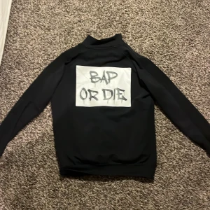 Bap zip tröja  - Fet zip hoodie från bap (resturangen) jag tror den är limit edition eller nått sånt och de inte går att få tag på den men jag lyckades iallafall, snygg och allt, kan gå ner till 400 vid snabb förhandling 