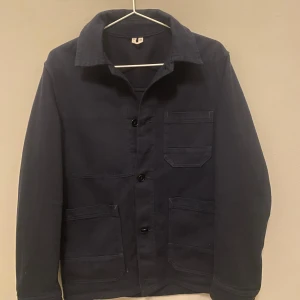 Arket overshirt - Säljer denna snygga overshirt från arket. Så gott som ny knappt använd. Storlek S men passar nästan M. 