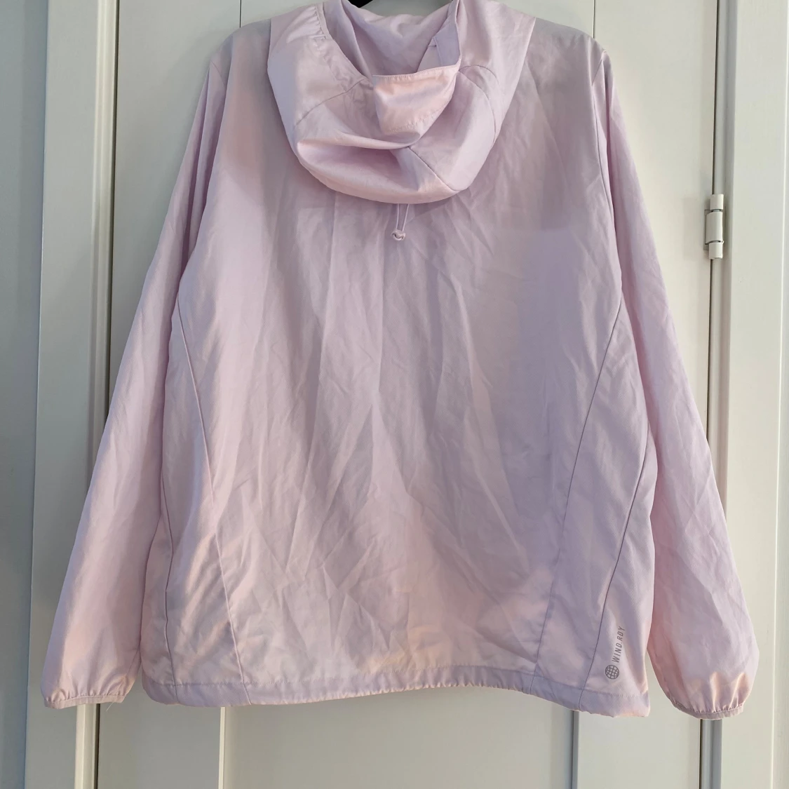 Ljusrosa vindjacka från Adidas - 2