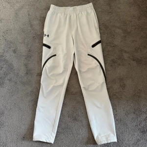 Under armour byxa - Snygga grå/vit byxor vet inte hur jag beskriva färgen, i storlek S, kolla sista bild för hur byxorna ser ut på dig