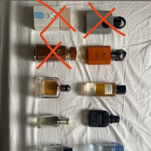 Mix av trendiga parfymer - SÖKER JPG Le Male Le Parfum & YSL Le Parfum!!! Samling med populära parfymer från märken som BOSS, Valentino och Yves Saint Laurent. Perfekt för dig som vill testa olika dofter och hitta din nya favorit. Flera flaskor kvar, vissa nästan fulla. Volym och ursprung varierar mellan flaskorna. 