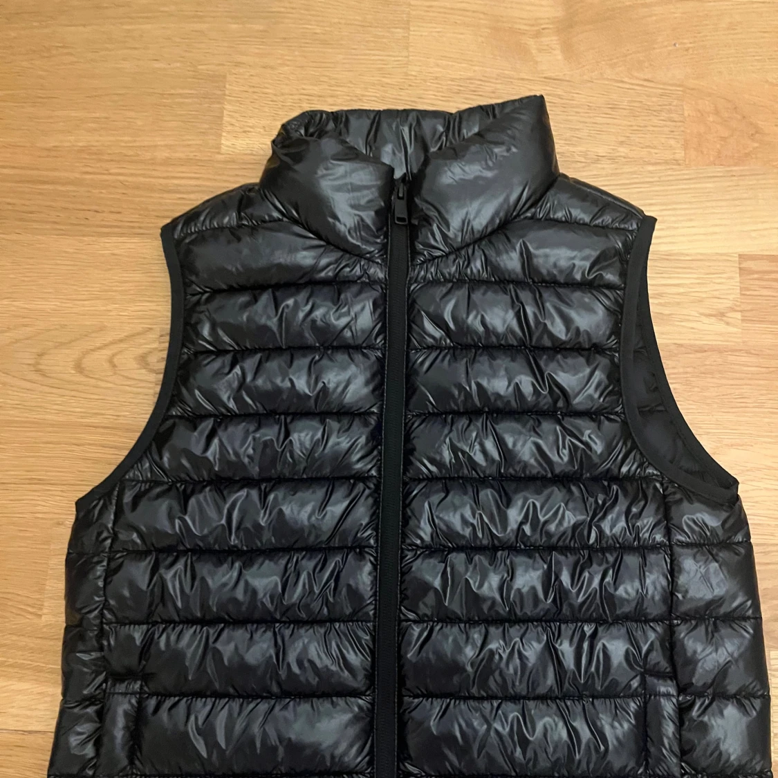 Svart dunväst med dragkedja