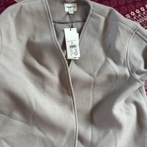 Kappahl kappa - Säljer ny kappa från Kappahl i storlek s! Ny priset är 799! Säljer för 220❤️