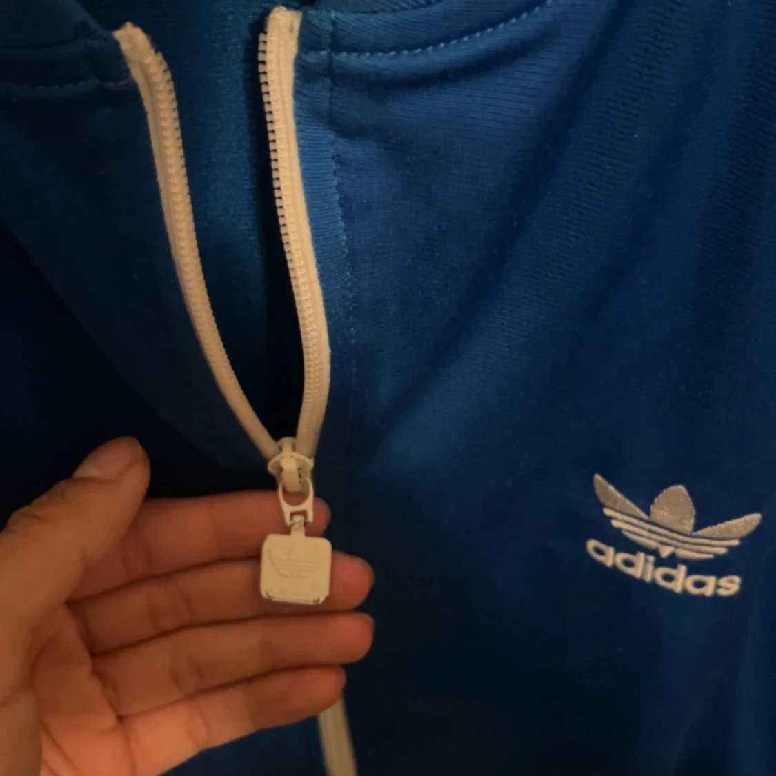 Blå Adidas vindjacka med vita ränder - 2