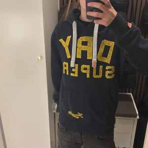 Vintage superdry hoodie - Skön och varm hoodie. Inga defekter finns. Priset är endast 499 priset kan alltid diskuteras !