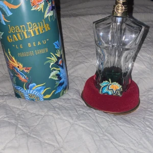 Le Beau Paradise Garden EdT 25ml - Snygg och unik parfym från Jean Paul Gaultier med tropisk design och coolt broderad detalj på flaskan. Perfekt för dig som vill sticka ut med en modern och trendig doftaccessoar. Limited edition Paradise Garden.