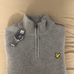 Grå stickad half zip från Lyle & Scott - En fet stickad tröja som passar perfekt nu när vintern kommer, Tröjan är by använd bara 2 gånger, har du några frågor är det bara att fråga☺️