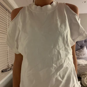 Tröja med hål på axlarna  - Fin tröja!! OBS egengjorda hål 