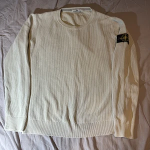 Vit tröja från stone island  - Jag säljer nu min stone island tröja, den är i använt skick men inga skador på tröjan. Hör av dig om några funderingar kring tröjan.