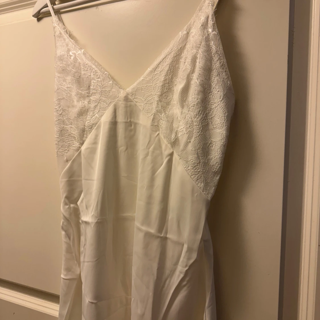 Vit långklänning med spets och slits S-M - 2