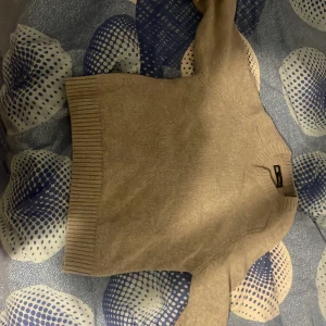 Beige stickad tröja från Zara - Mysig beige stickad tröja från Zara med bred ribbad mudd vid hals, ärmslut och nederkant. Perfekt för lager-på-lager och chill dagar. Enkel och stilren design som funkar till det mesta.