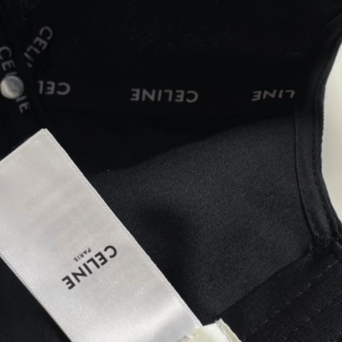 Svart Celine keps med broderad logga - 4