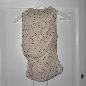 prickig topp - Säljer jätte gullig prickig topp från Pull and bear i storlek S. Knappt använd då den är för liten på mig. 