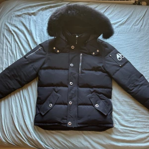 Moose knuckles 3Q neoshear - Det är den korta modellen (neoshear) som slutar vid midjan, väldigt varm o väldigt justerbar så de går dra upp dragkedjorna på sidorna och vid handlederna om man skulle bli för varm. Kan gå ner i pris vid snabb affär. (Kommer att ta bort så mycket katt hår ifrån den som möjligt innan Den fraktas)